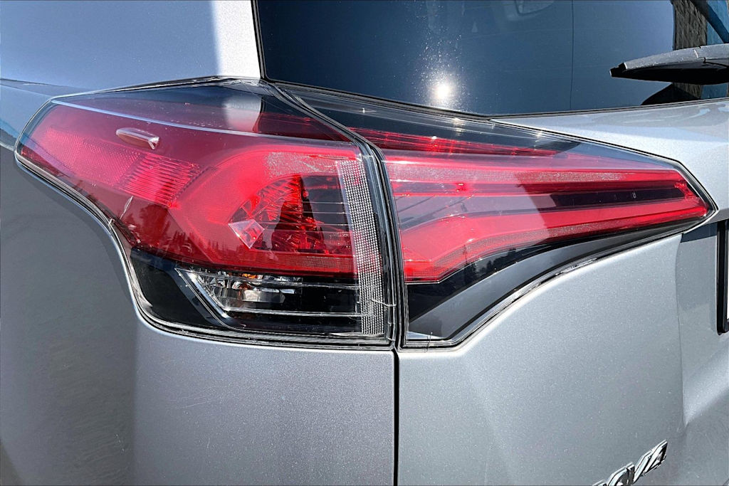 Thumbnail: 2018 Toyota RAV4 - 32