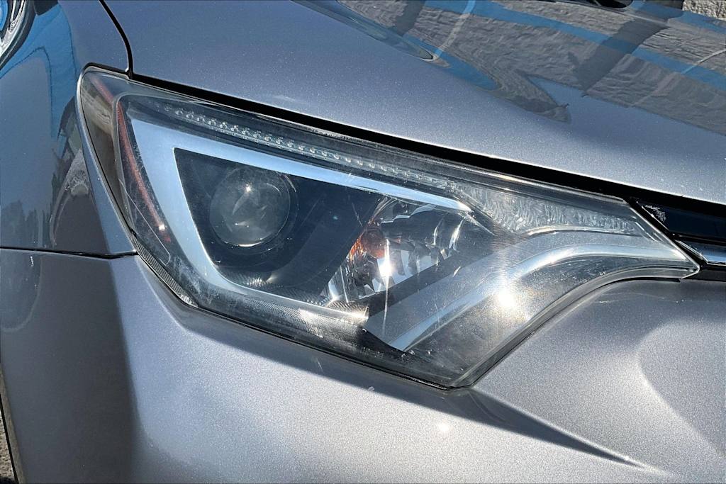 Thumbnail: 2018 Toyota RAV4 - 31