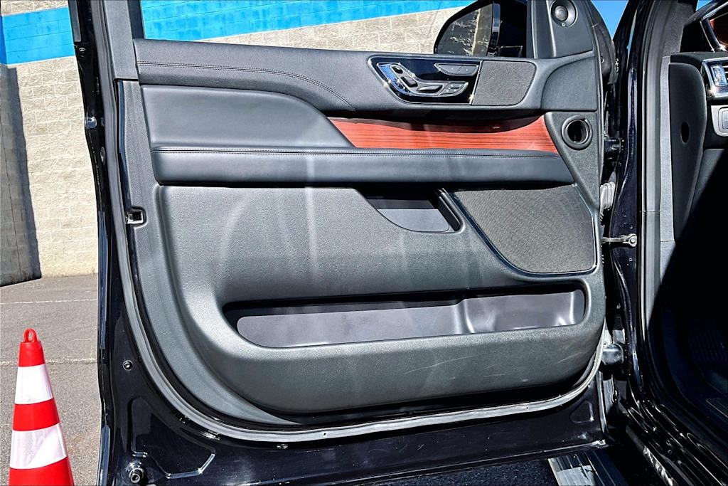 Thumbnail: 2023 Lincoln Navigator - 26