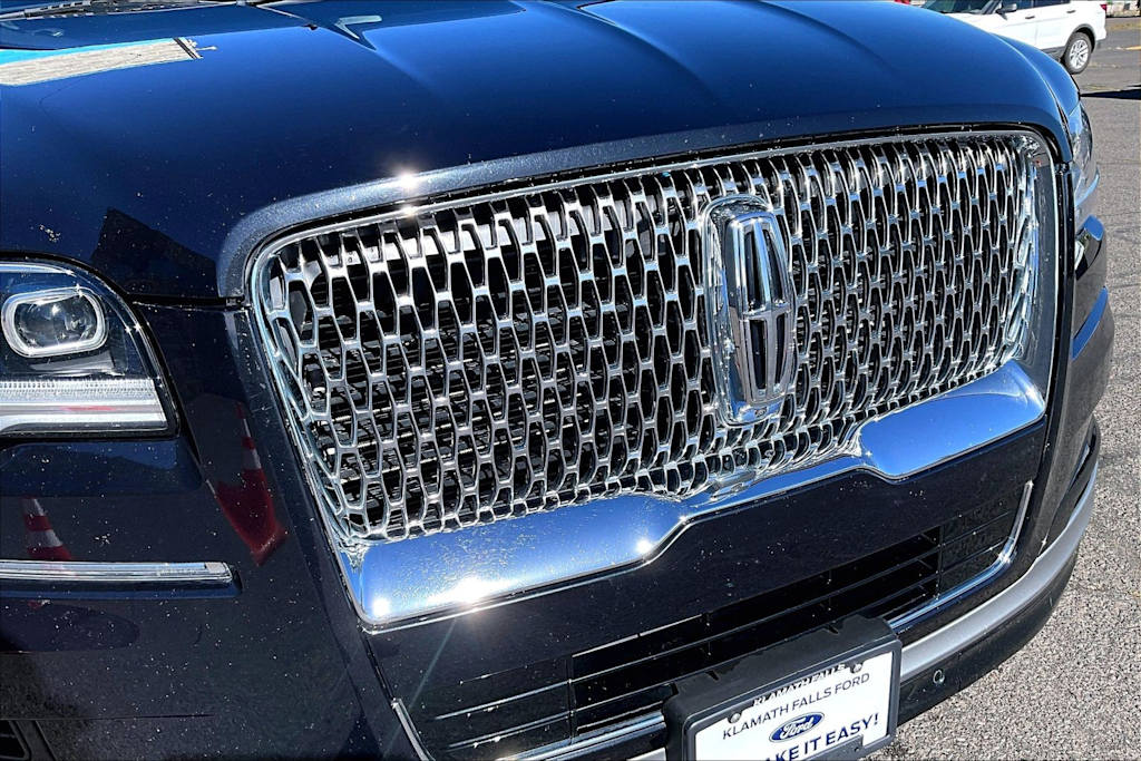 Thumbnail: 2023 Lincoln Navigator - 32