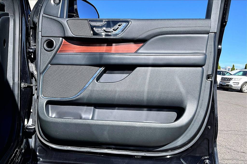 Thumbnail: 2023 Lincoln Navigator - 27