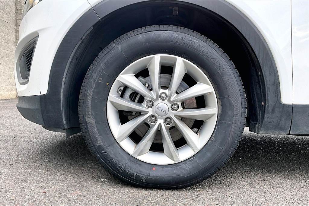 Thumbnail: 2017 Kia Sorento - 8