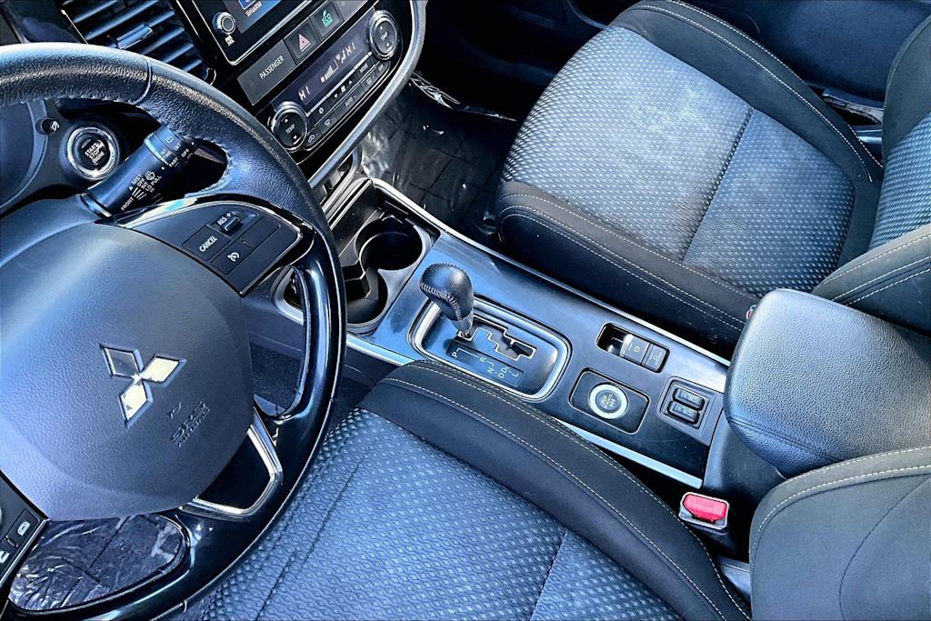 Thumbnail: 2018 Mitsubishi Outlander - 17