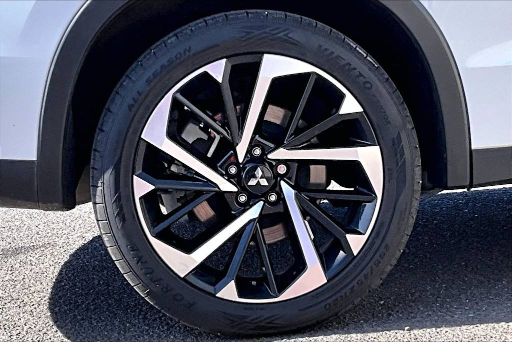 Thumbnail: 2022 Mitsubishi Outlander - 36