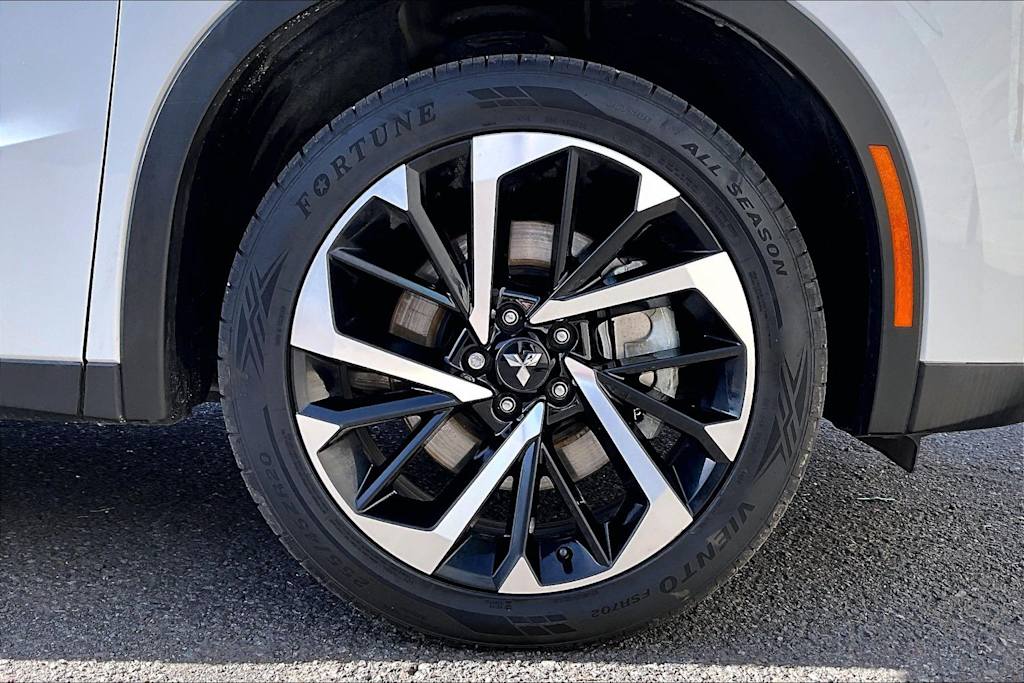 Thumbnail: 2022 Mitsubishi Outlander - 34