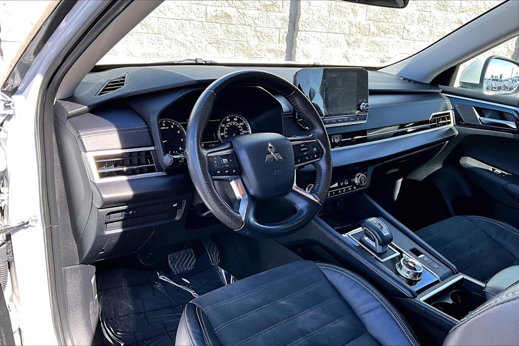 Thumbnail: 2022 Mitsubishi Outlander - 2