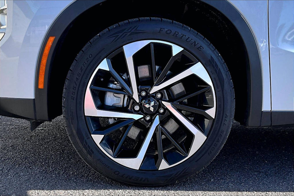 Thumbnail: 2022 Mitsubishi Outlander - 8