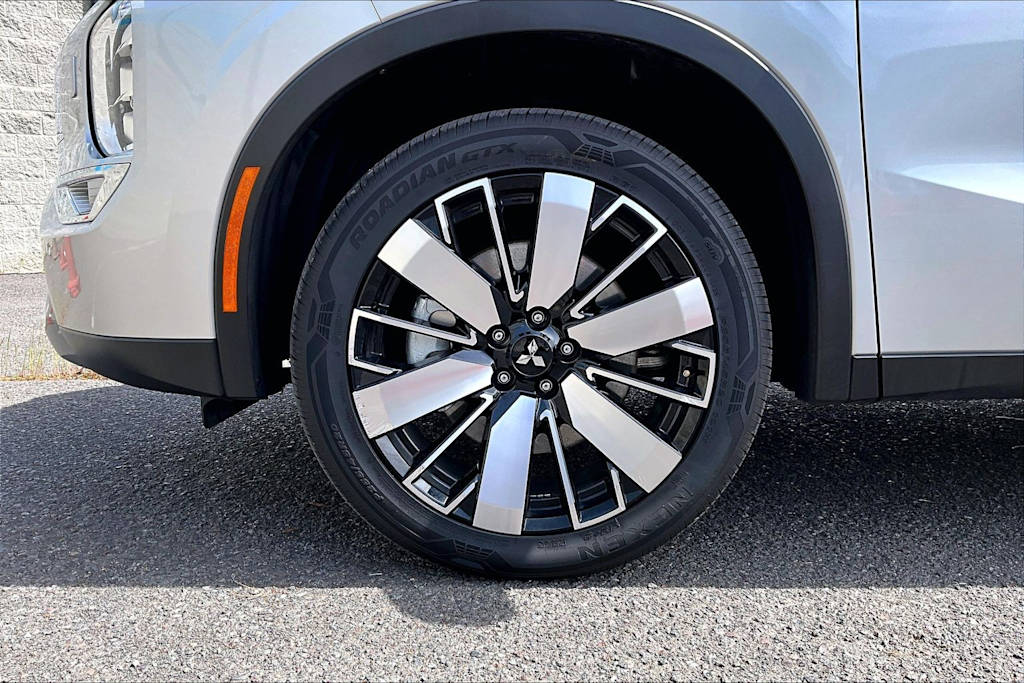 Thumbnail: 2025 Mitsubishi Outlander - 8