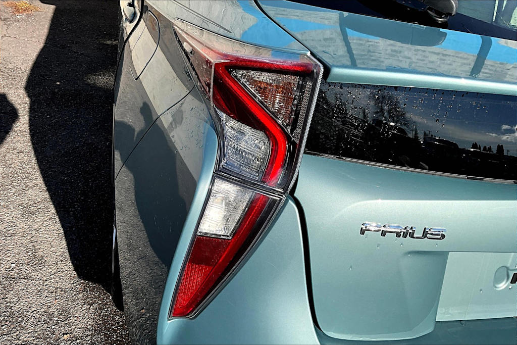 2016 Toyota Prius Two 32