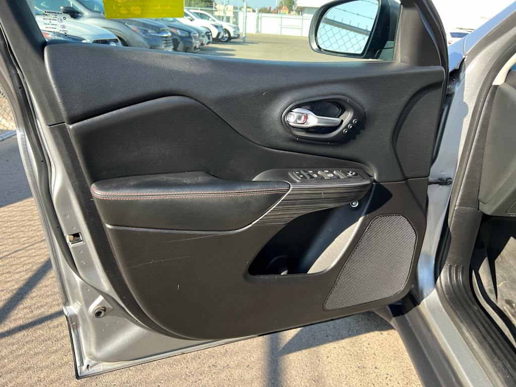 Thumbnail: 2015 Jeep Cherokee - 25