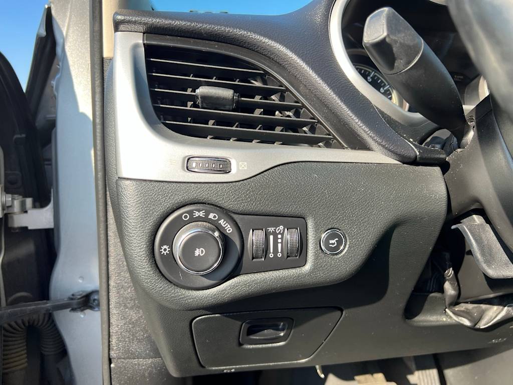 Thumbnail: 2015 Jeep Cherokee - 35