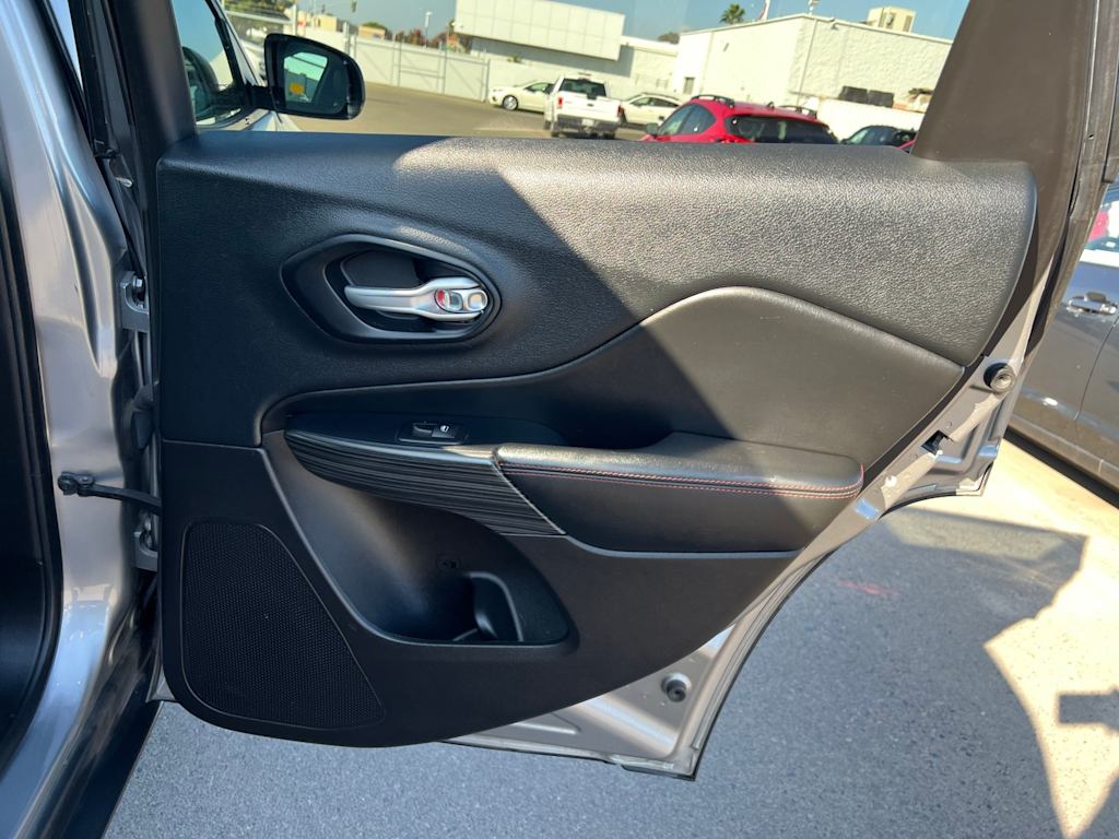 Thumbnail: 2015 Jeep Cherokee - 32