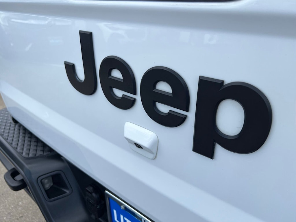 Thumbnail: 2023 Jeep Gladiator - 7