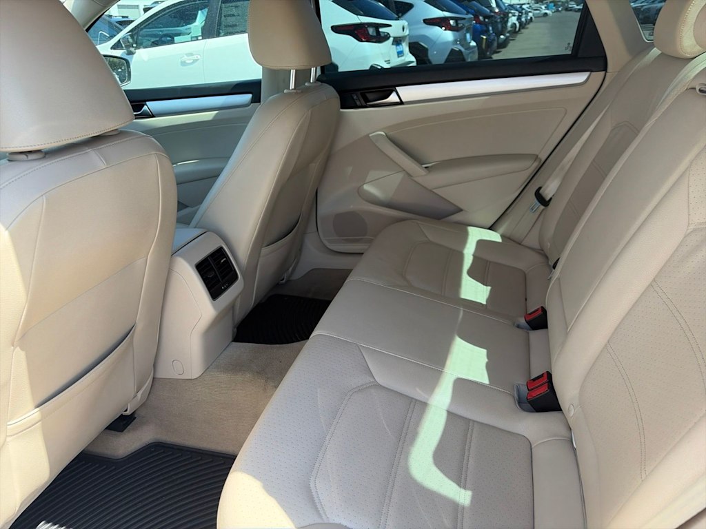 Thumbnail: 2013 Volkswagen Passat - 30