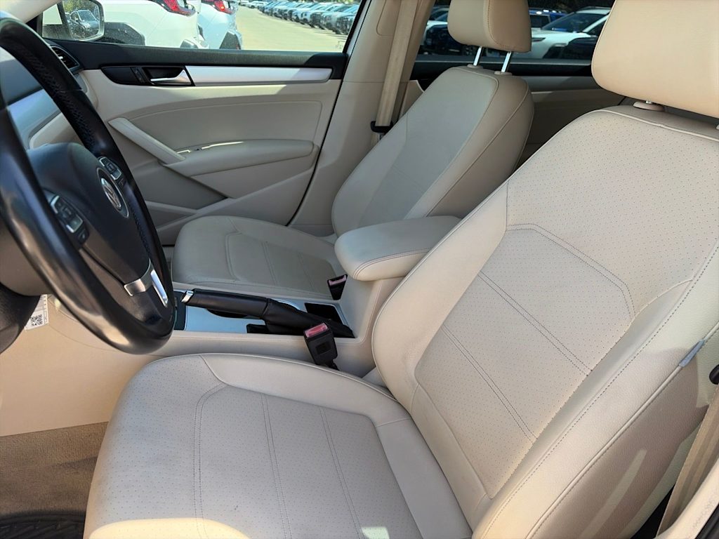 Thumbnail: 2013 Volkswagen Passat - 8