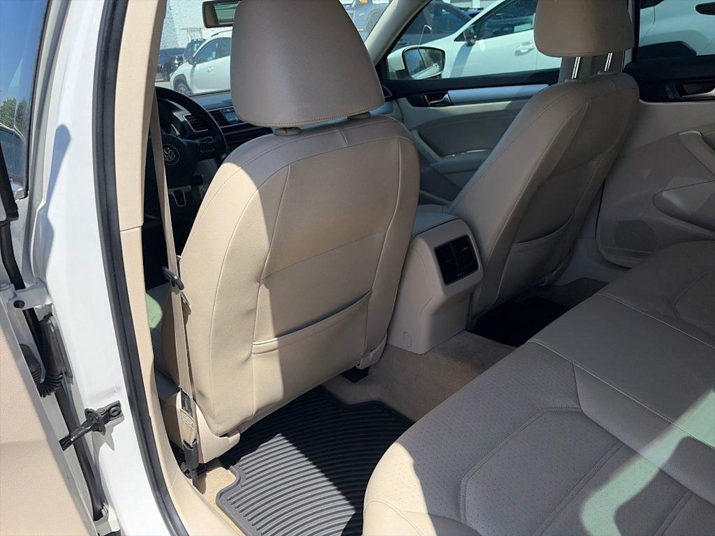 Thumbnail: 2013 Volkswagen Passat - 9