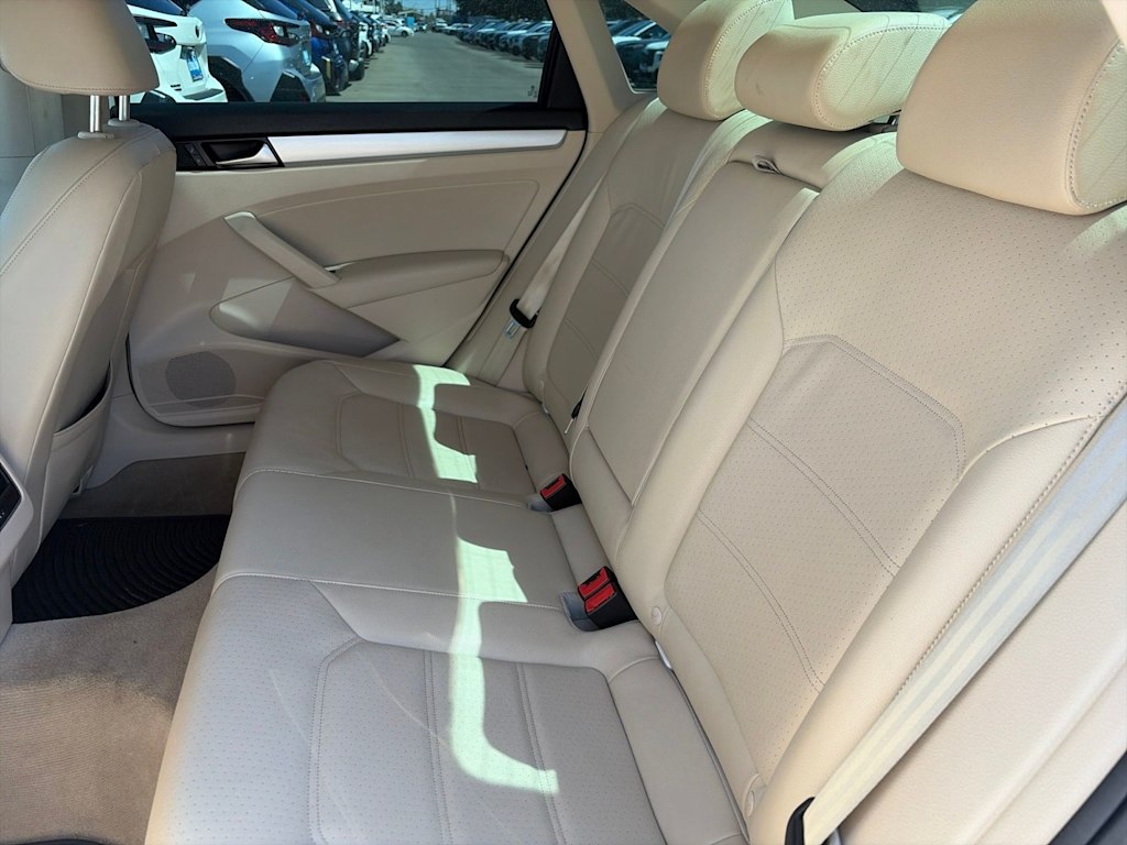 Thumbnail: 2013 Volkswagen Passat - 31