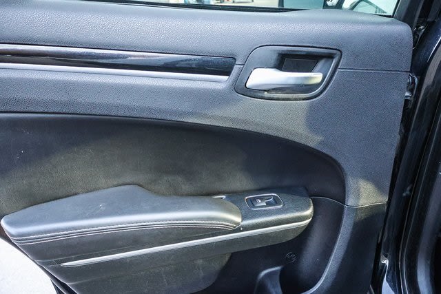 2018 Chrysler 300 S 33