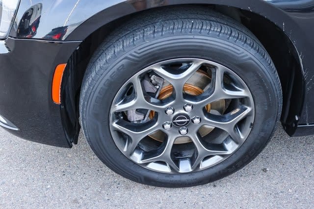 2018 Chrysler 300 S 24