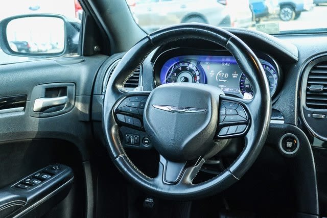 2018 Chrysler 300 S 14