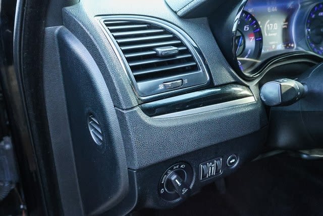 2018 Chrysler 300 S 39