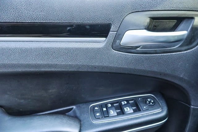 2018 Chrysler 300 S 38