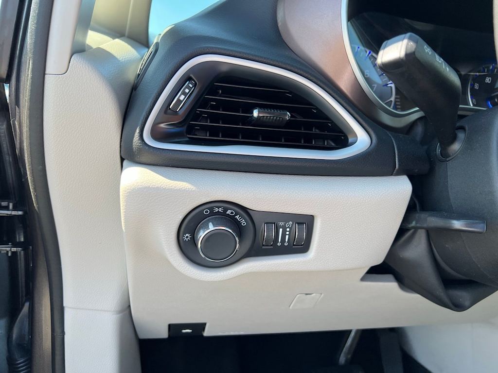 Thumbnail: 2023 Chrysler Voyager - 32
