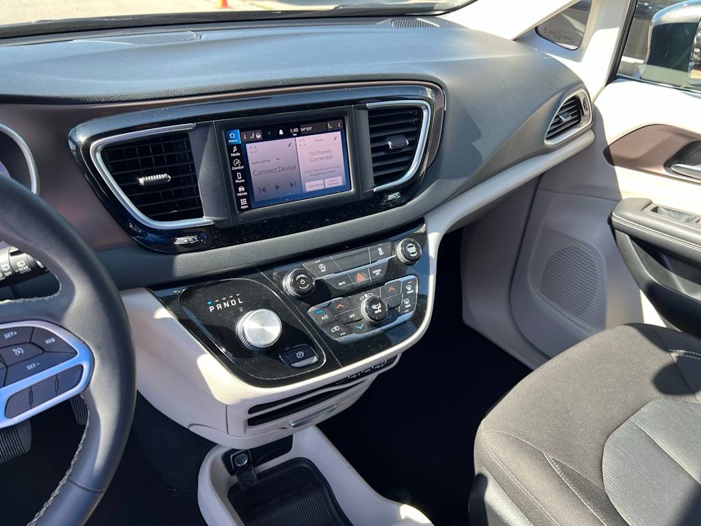 Thumbnail: 2023 Chrysler Voyager - 34