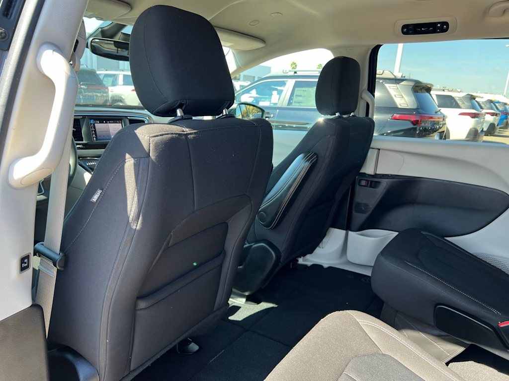 Thumbnail: 2023 Chrysler Voyager - 12
