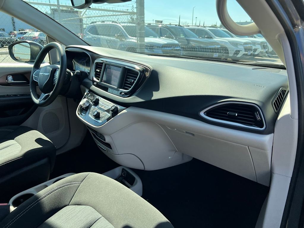 Thumbnail: 2023 Chrysler Voyager - 9