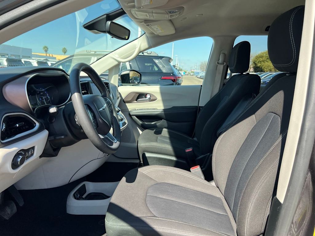 Thumbnail: 2023 Chrysler Voyager - 10