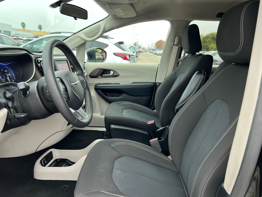 Thumbnail: 2022 Chrysler Voyager - 10