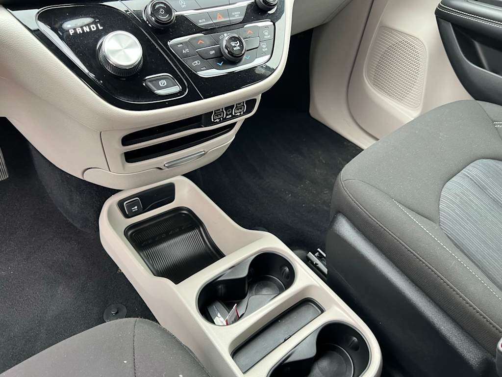 Thumbnail: 2022 Chrysler Voyager - 43