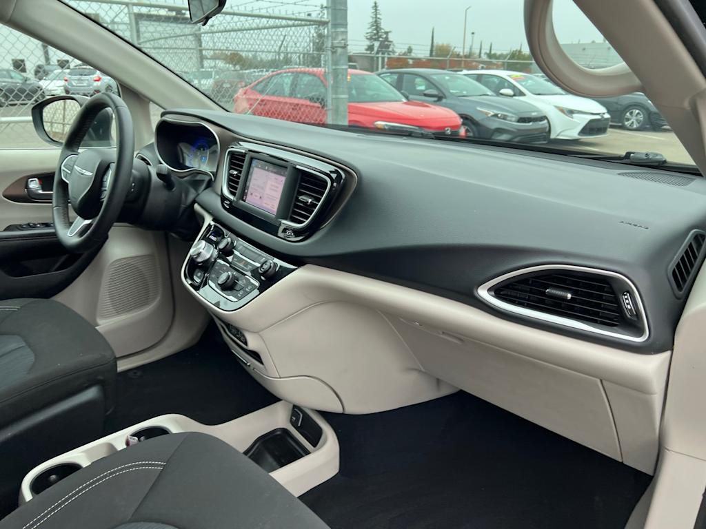 Thumbnail: 2022 Chrysler Voyager - 9