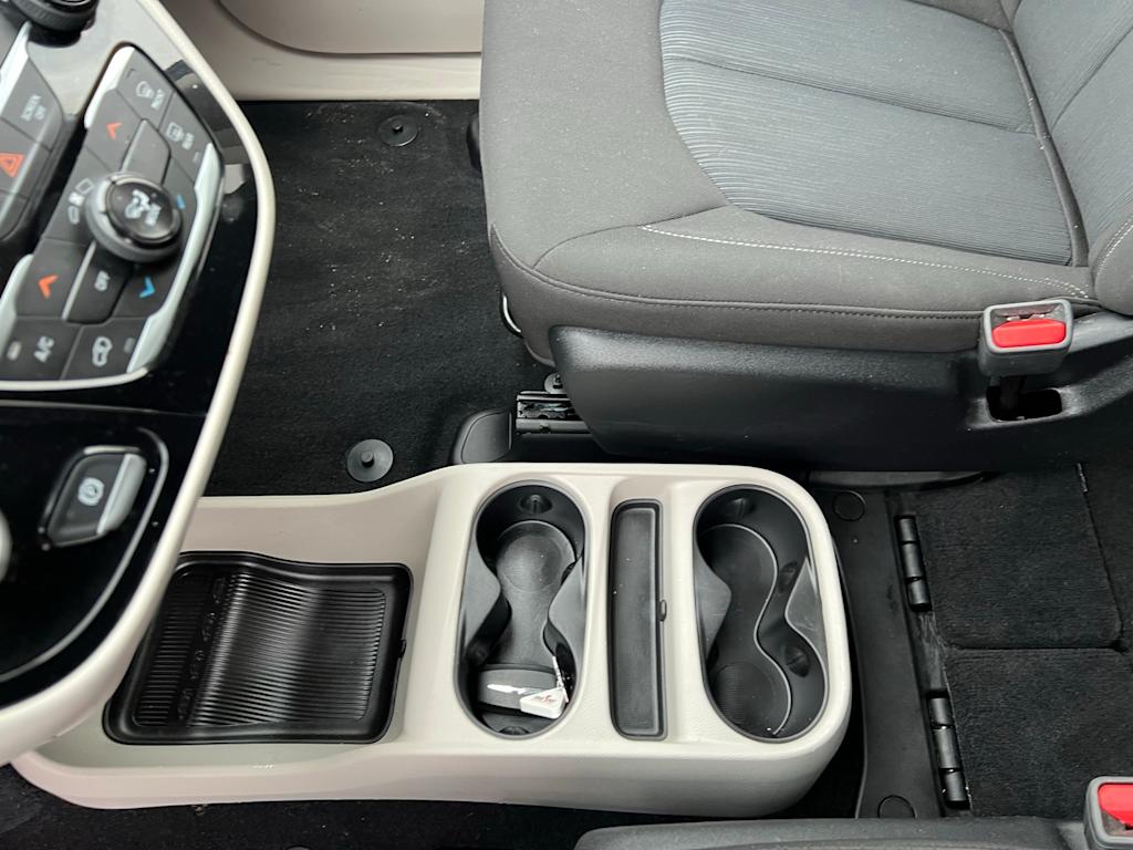 Thumbnail: 2022 Chrysler Voyager - 16