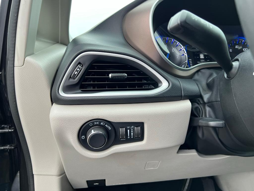 Thumbnail: 2022 Chrysler Voyager - 38