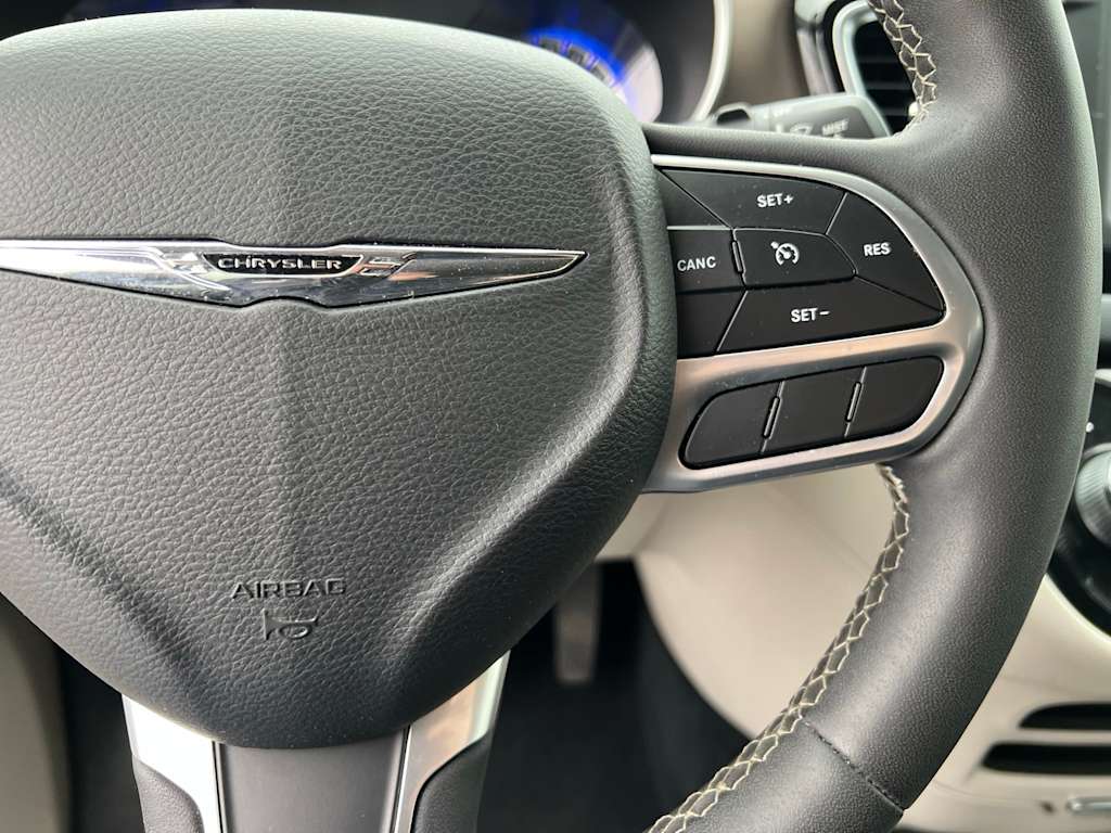 Thumbnail: 2022 Chrysler Voyager - 40