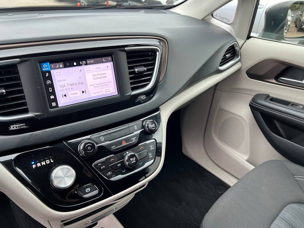 Thumbnail: 2022 Chrysler Voyager - 41