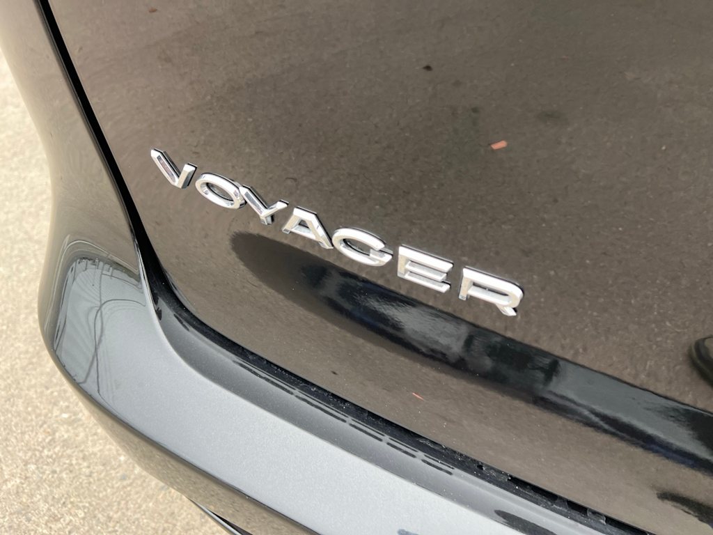 Thumbnail: 2022 Chrysler Voyager - 7