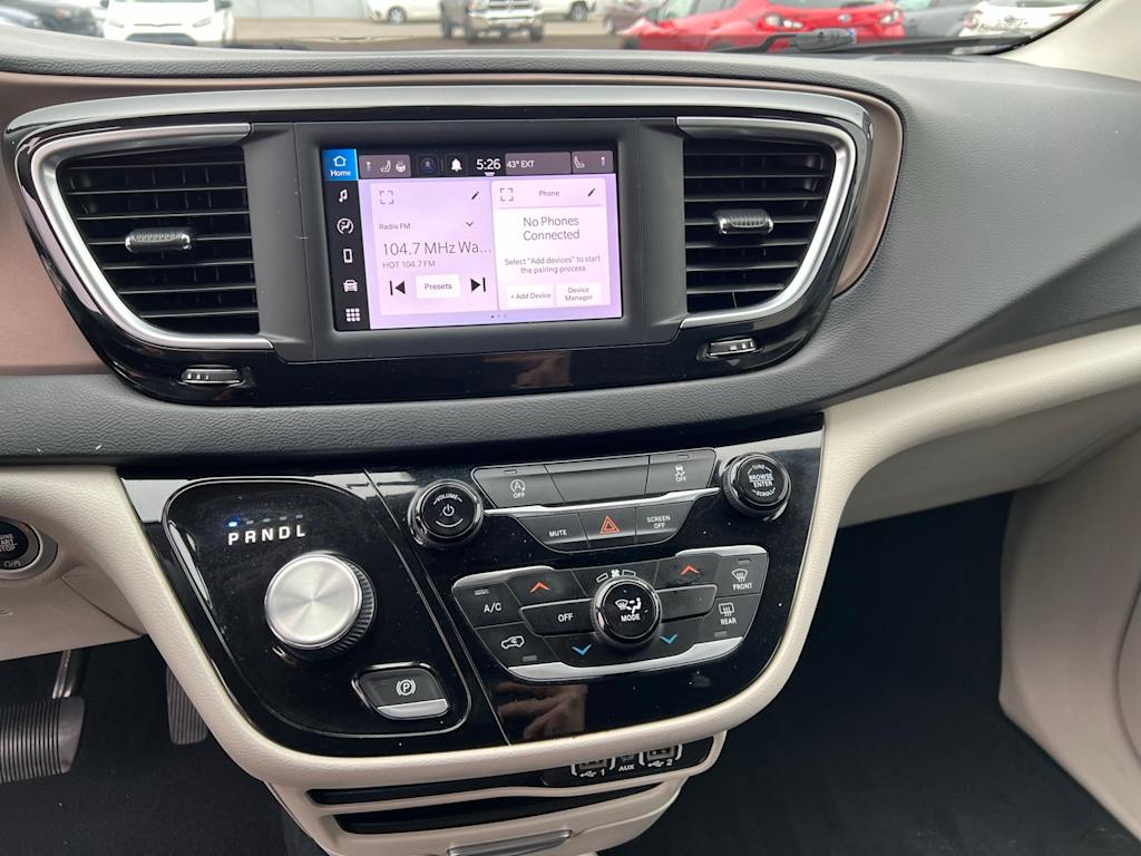 Thumbnail: 2022 Chrysler Voyager - 15