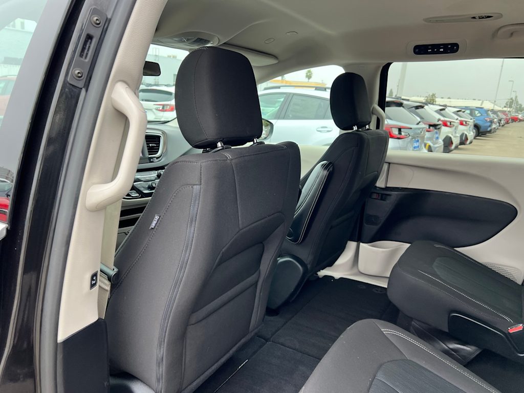 Thumbnail: 2022 Chrysler Voyager - 12