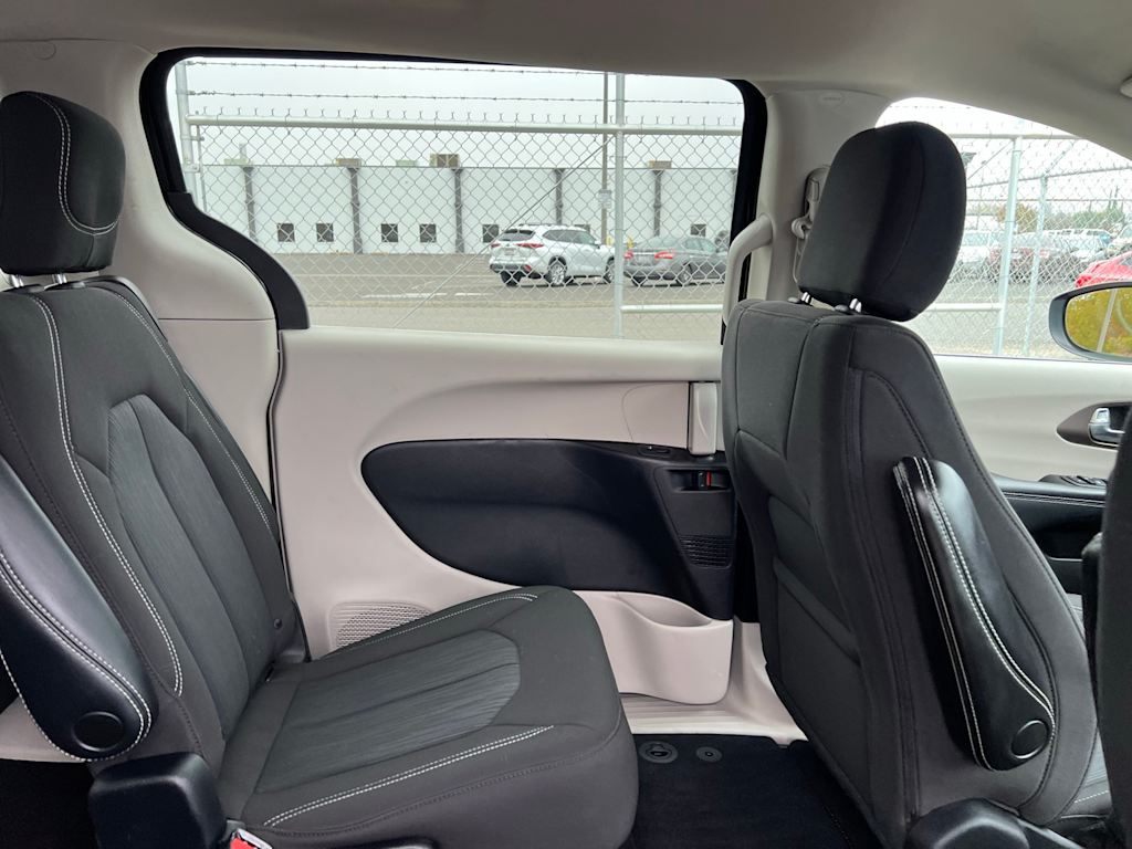 Thumbnail: 2022 Chrysler Voyager - 32