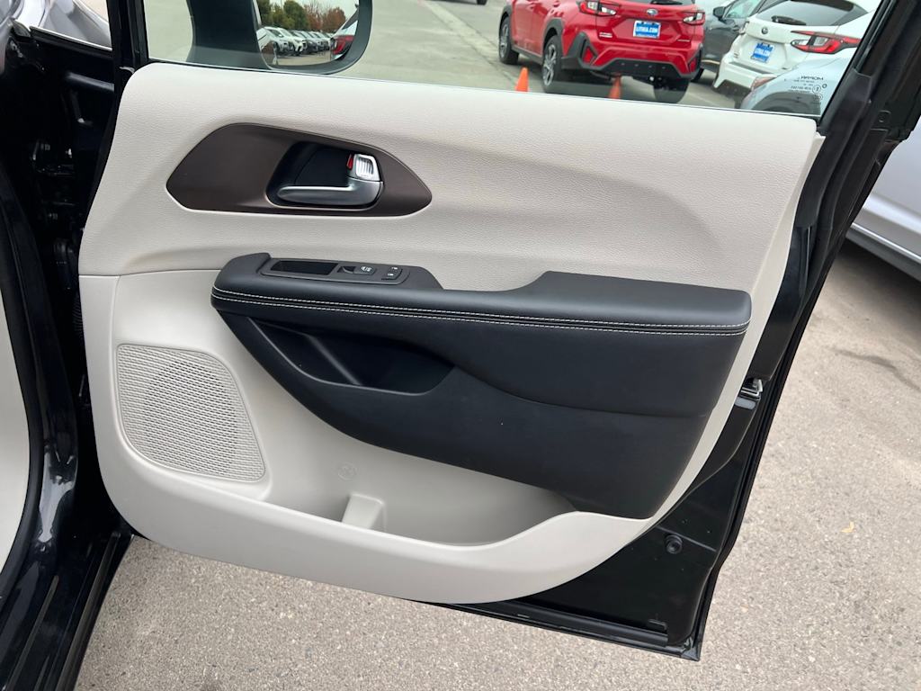 Thumbnail: 2022 Chrysler Voyager - 34