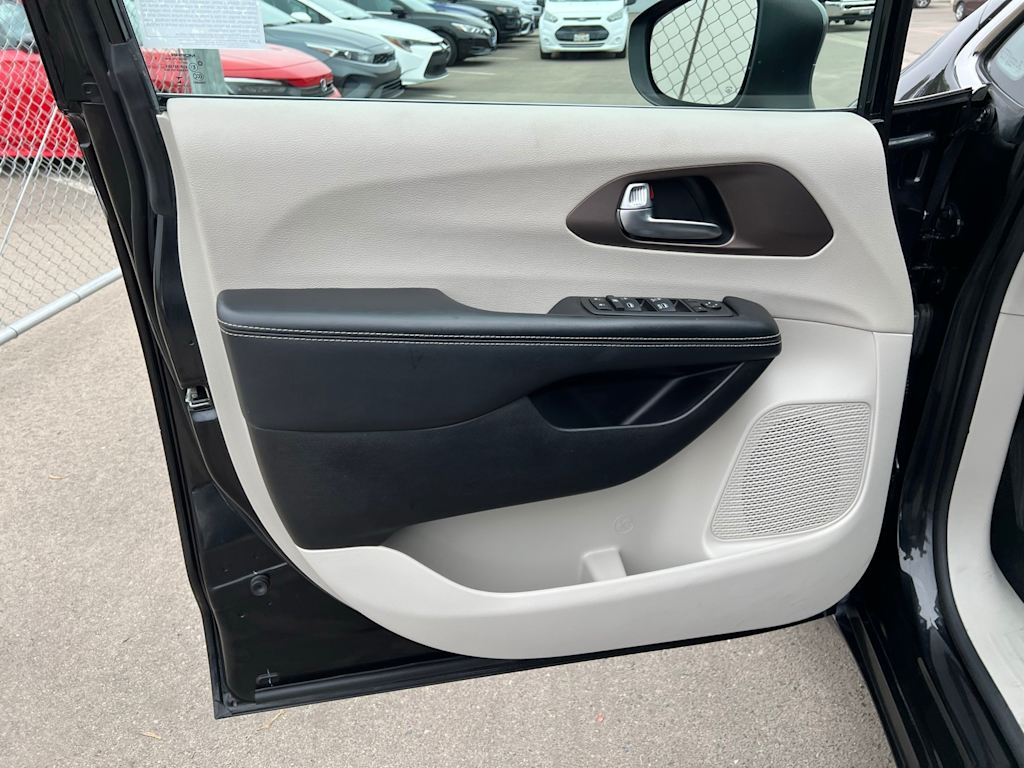 Thumbnail: 2022 Chrysler Voyager - 25