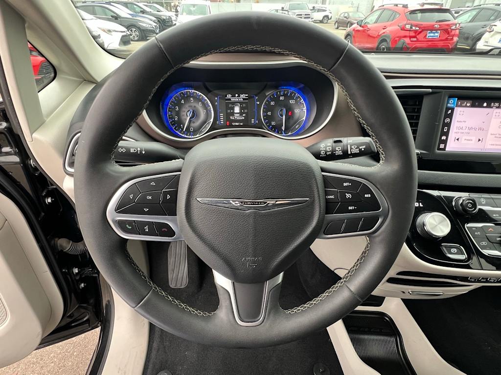 Thumbnail: 2022 Chrysler Voyager - 14