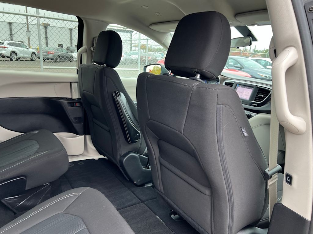 Thumbnail: 2022 Chrysler Voyager - 30