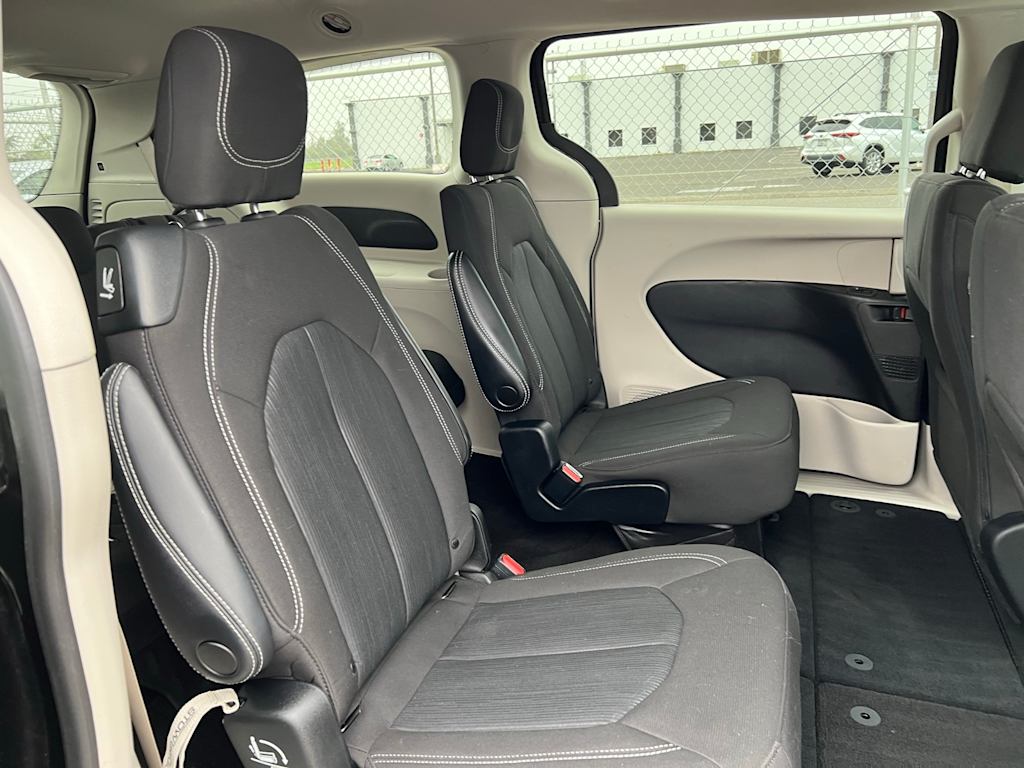 Thumbnail: 2022 Chrysler Voyager - 31