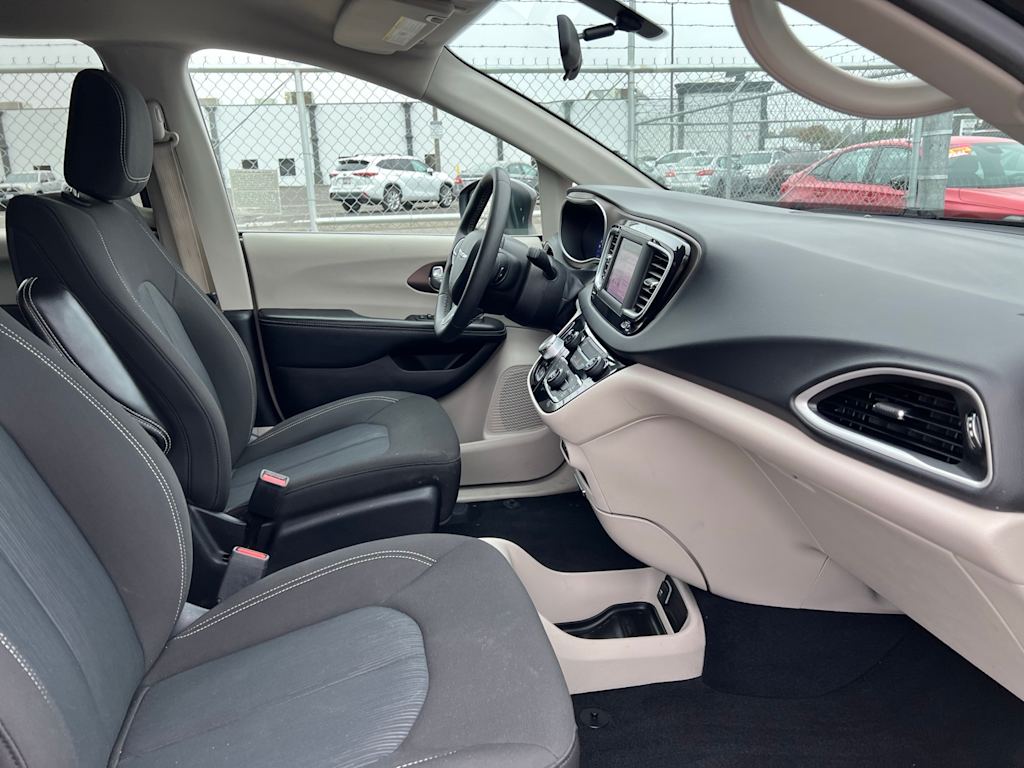 Thumbnail: 2022 Chrysler Voyager - 11