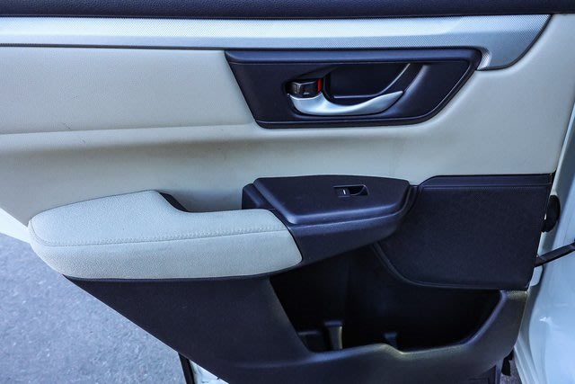 2017 Honda CR-V LX 34