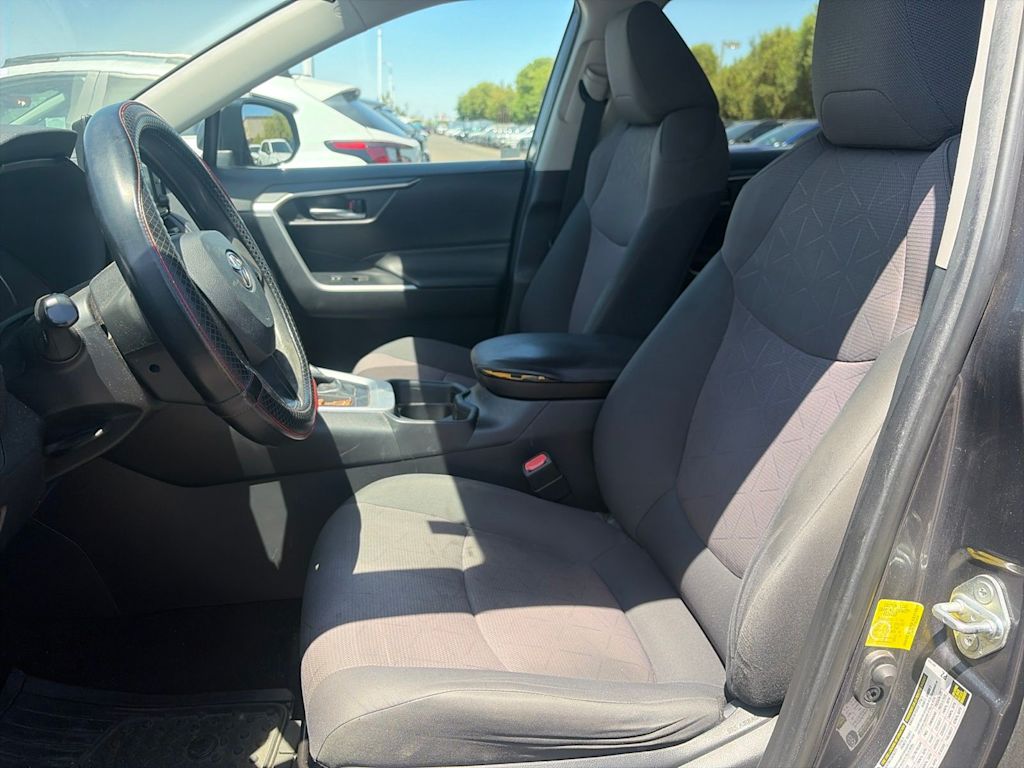 Thumbnail: 2019 Toyota RAV4 - 8